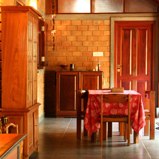 Cette photo montre une salle à manger exotique.