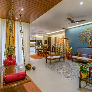 Exempel på en eklektisk entré, med vita väggar