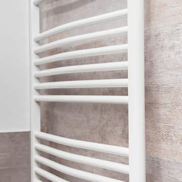 Badezimmer mit exklusiver Whirlpoolwanne und Liegekombination