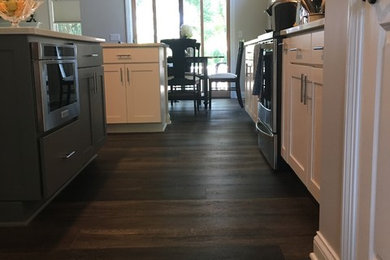 Example of a kitchen design in Cleveland