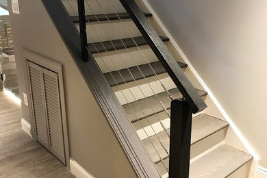 Стильный дизайн: прямая деревянная лестница среднего размера в современном стиле с деревянными ступенями и перилами из смешанных материалов - последний тренд
