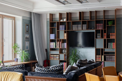 Идея дизайна: большая серо-белая гостиная комната в современном стиле с с книжными шкафами и полками, серыми стенами, паркетным полом среднего тона, телевизором на стене и зоной отдыха