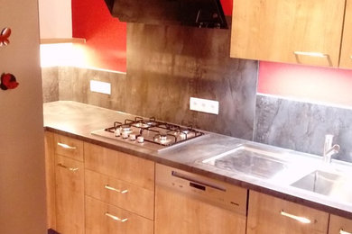 Geschlossene Klassische Küche ohne Insel in U-Form mit Granit-Arbeitsplatte, Küchenrückwand in Grau, Küchengeräten aus Edelstahl, Laminat und grauer Arbeitsplatte in Nürnberg