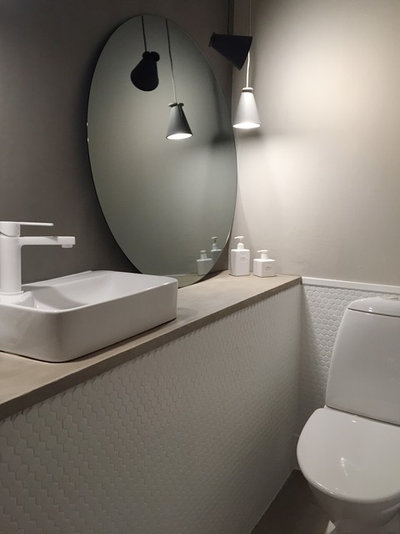 Moderne Lille badeværelse by Studio In