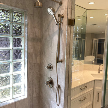 Shower Offers Multiple Showering Options