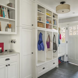 Свежая идея для дизайна: тамбур среднего размера в стиле кантри с серыми стенами, полом из сланца и одностворчатой входной дверью - отличное фото интерьера