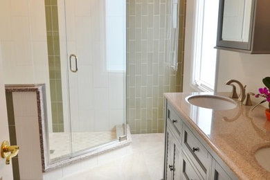 Example of a minimalist bathroom design in St Louis