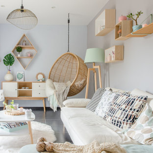 Modern inredning av ett vardagsrum, med blå väggar och grått golv