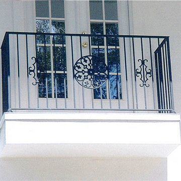 Custom aluminum exterior ornamental balcony rail with rosette and picket casting