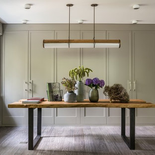 Новый формат декора квартиры: большой кабинет в стиле современная классика с паркетным полом среднего тона, отдельно стоящим рабочим столом и серым полом