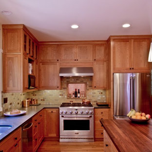 Mittelgroße Rustikale Küche in L-Form mit Einbauwaschbecken, Schrankfronten mit vertiefter Füllung, hellbraunen Holzschränken, Betonarbeitsplatte, bunter Rückwand, Rückwand aus Keramikfliesen, schwarzen Elektrogeräten, braunem Holzboden, Kücheninsel und Vorratsschrank in San Francisco