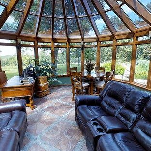 Wintergarten mit Kaminumrandung aus Stein und Glasdecke Ideen, Design