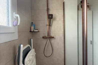 Cette photo montre une grande salle de bain principale et grise et rose moderne avec un placard à porte plane, des portes de placard blanches, une douche à l'italienne, un carrelage blanc, un mur beige, un lavabo encastré, une cabine de douche à porte battante, un plan de toilette blanc et meuble simple vasque.