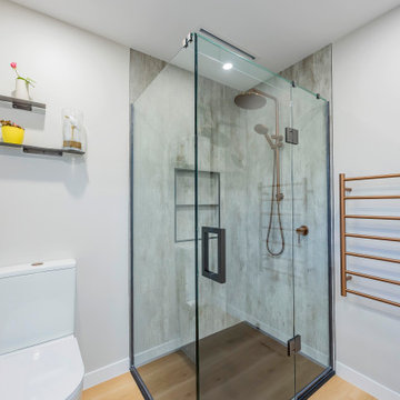 En-suite - Corner Shower