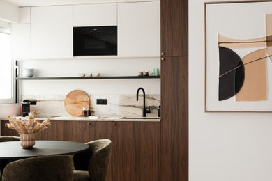 Inspiration pour une cuisine ouverte linéaire design avec aucun îlot.