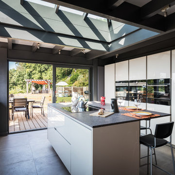 Ambiance chalet moderne dans cette cuisine installée dans une véranda