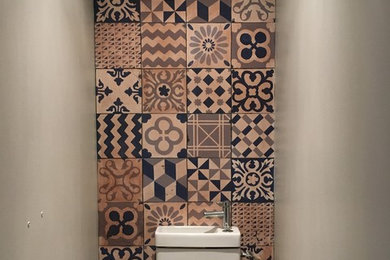 This is an example of a midcentury powder room in Lille.