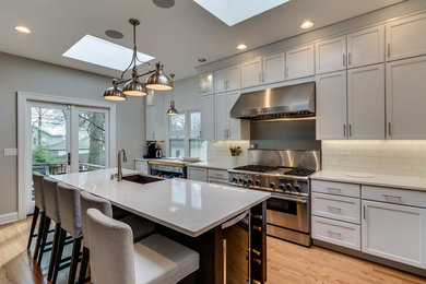 Inspiration for a modern kitchen remodel in Chicago