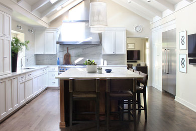 Mid-sized transitional u-shaped medium tone wood floor eat-in kitchen photo in Omaha with a double-bowl sink, shaker cabinets, white cabinets, quartzite countertops, white backsplash, stainless steel appliances, an island and white countertops