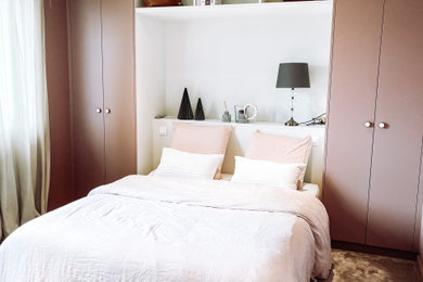 Modelo de dormitorio principal minimalista de tamaño medio con paredes rosas, moqueta y suelo gris