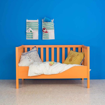 Ein Babybett in sechzehn Farben