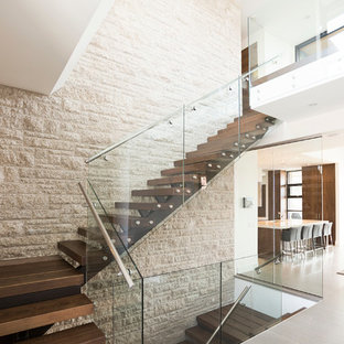 Foto de escalera suspendida, moderna, extra grande, sin contrahuella, con escalones de madera