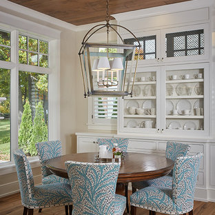 グランドラピッズの広いトランジショナルスタイルのLDKの画像 (無垢フローリング、茶色い床、ベージュの壁)