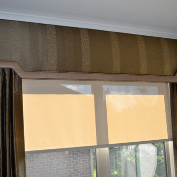 Unusual Shaped Cornice with Contrast Band