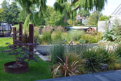 Photo of a large contemporary garden in London.