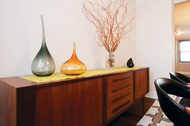 Dining room - contemporary dining room idea in New York