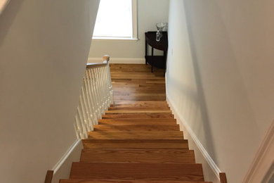 Modelo de escalera recta de estilo de casa de campo con escalones de madera, contrahuellas de madera y barandilla de madera