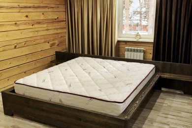 На фото: хозяйская спальня среднего размера в современном стиле с коричневыми стенами