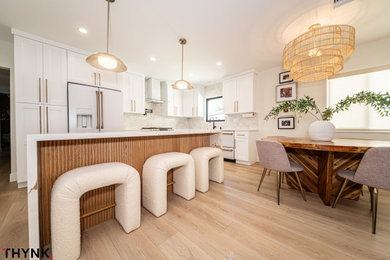 Dining room photo in Los Angeles