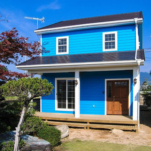 他の地域のトランジショナルスタイルのおしゃれな二階建ての家 (青い外壁、切妻屋根、戸建、瓦屋根) の写真