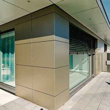 modernes Atriumhaus in ökologischer Holzbauweise mit Metallfassade