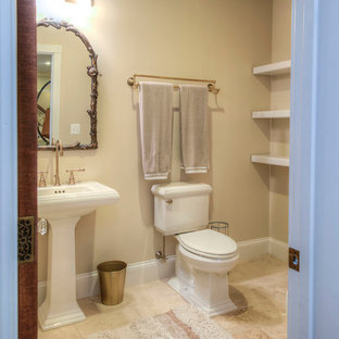 Foto di un bagno di servizio chic di medie dimensioni con WC a due pezzi, pareti beige, parquet scuro, lavabo a colonna e pavimento beige