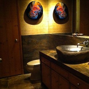 Modelo de cuarto de baño con ducha, de estilo zen, de tamaño medio, con armarios con paneles con relieve, puertas de armario de madera oscura, sanitario de una pieza, baldosas y/o azulejos de piedra caliza, paredes marrones, suelo de travertino, lavabo encastrado, encimera de piedra caliza y suelo beige