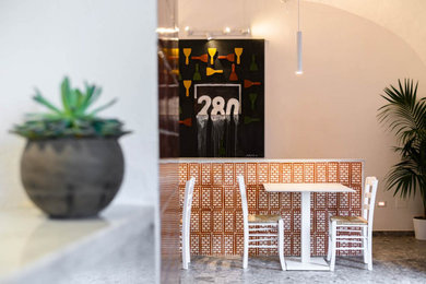 Idee per una sala da pranzo bohémian con pavimento in gres porcellanato e pavimento grigio