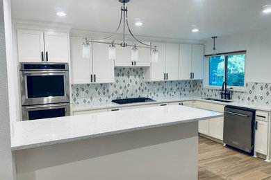 Example of a kitchen design in Dallas