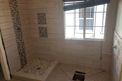 Bathroom - modern bathroom idea in Los Angeles