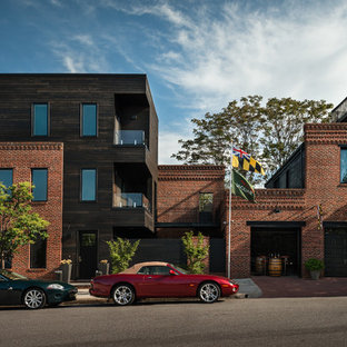 Выдающиеся фото от архитекторов и дизайнеров интерьера: большой, трехэтажный фасад многоквартирного дома коричневого цвета в стиле модернизм с плоской крышей, комбинированной облицовкой и крышей из гибкой черепицы