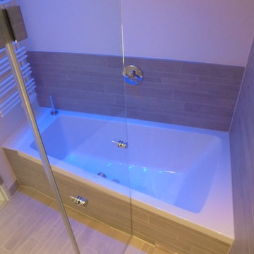 Badewanne: "Paiova"weiß, Fliesen: hellgraue Riemchen