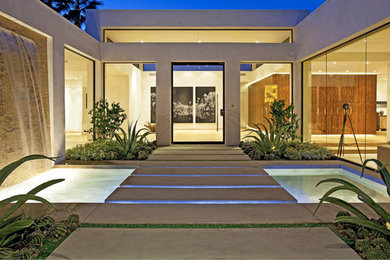 Inspiration for a contemporary landscaping in Los Angeles.