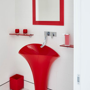 Ispirazione per una stanza da bagno moderna con ante rosse, pareti bianche e pavimento bianco
