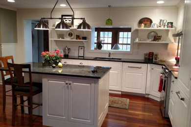Kitchen - traditional kitchen idea in Philadelphia