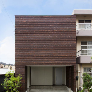 名古屋のコンテンポラリースタイルのおしゃれな家の外観 (木材サイディング、茶色い外壁、陸屋根) の写真