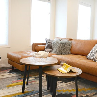 Mittelgroßes, Offenes Mediterranes Wohnzimmer mit weißer Wandfarbe, Laminat und braunem Boden in Calgary