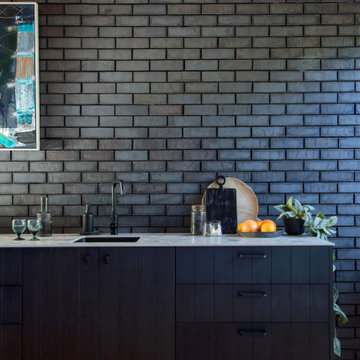 Black Kitchen: Dark, Natural Materials