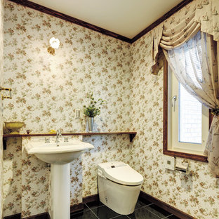 Klassische Gästetoilette & Gäste-WC mit Terrazzo-Waschbecken/Waschtisch