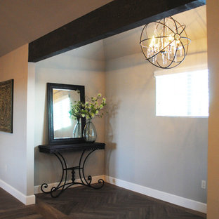 Exemple d'un grand hall d'entrée éclectique avec un mur gris, un sol en vinyl, une porte simple et une porte verte.